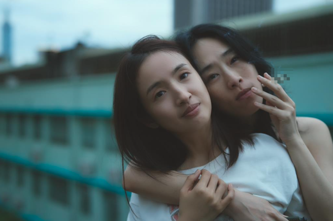 林依晨（左）与吴可熙在电影《失明》里有许多精采对手戏。（周子娱乐提供）