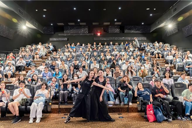 电影《失明》口碑场秒杀完售，演员林依晨（左）、吴可熙现身与粉丝近距离互动。（周子娱乐提供）