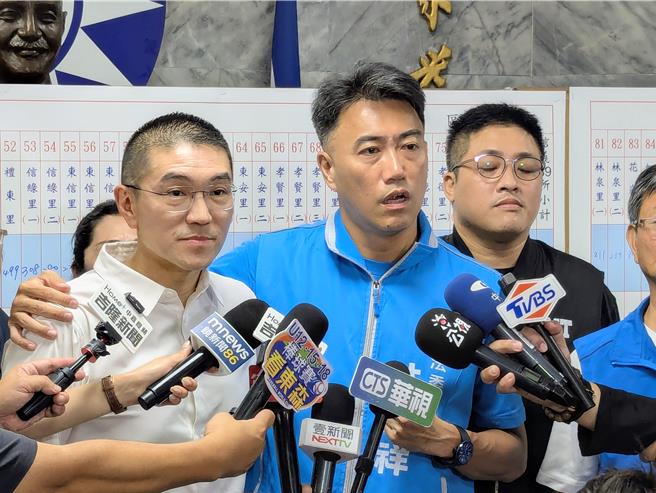 立法委員、國民黨基隆市黨部主委林沛祥（前右）表示，2026年九合一選舉，將以讓現任市長謝國樑（前左）連任為優先。（張志康攝）