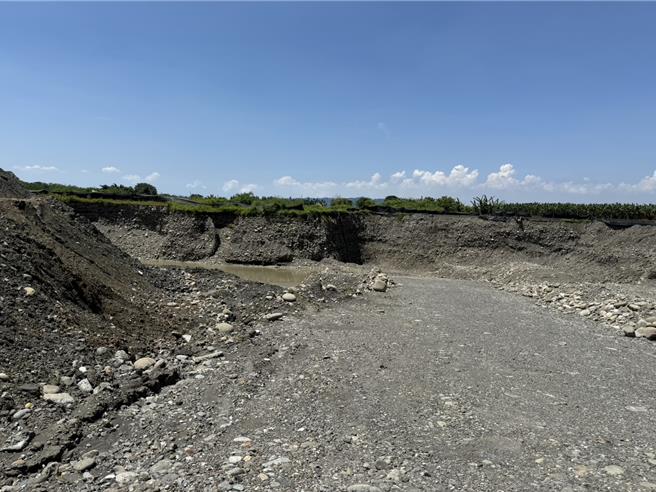 高雄近日相關盜採、堆置廢土方檢舉案件接連爆發，立委柯志恩質疑「要柯志恩揭發才要動作」，感嘆美濃好山好水卻成不肖業者覬覦目標。（洪浩軒攝）