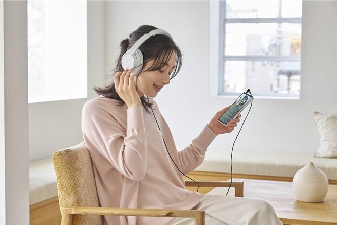  Xperia 10 VII 保有3.5mm插孔、免退卡針sim卡槽與micro SD卡擴充功能。（圖／Sony）