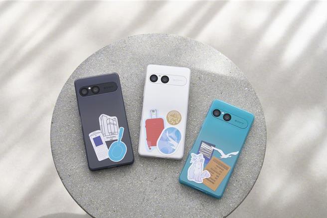  Xperia 10 VII ，可搭配原廠抗黃化透明漸層保護背蓋 (另售)，將喜愛的明星、動漫人物卡片與貼紙或幸運符等放置於手機與保護殼夾層中，展現個人品味。（圖／Sony）