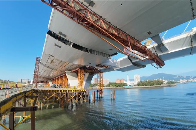 公路局將擇於9月15日漲潮時段(下午4~5時)進行船運及預先起吊作業。（交通部提供／蔡明亘台北傳真）