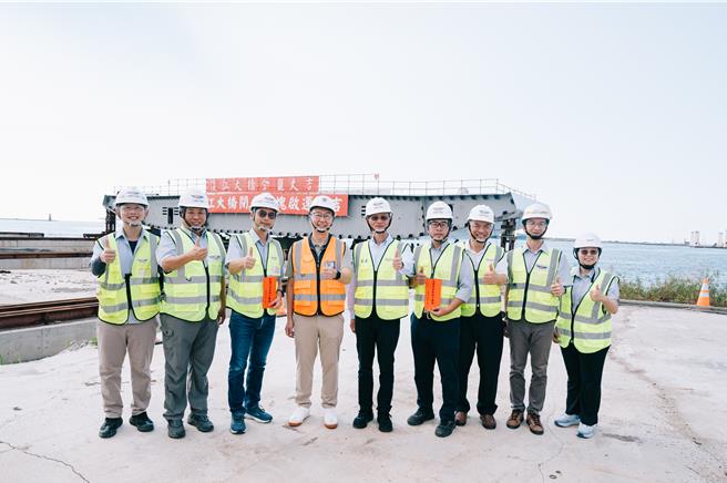 交通部長陳世凱（左四）宣布，賴清德總統將於9月16日蒞臨淡江大橋將在淡水端舉辦的合龍祈福儀式。（交通部提供／蔡明亘台北傳真）