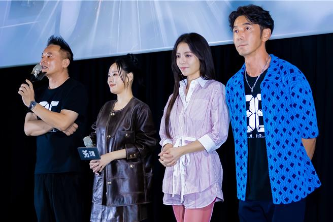 《96分鐘》監製鄒介中（左一）率領演員群勤跑全台戲院，與觀眾近距離互動。（華影國際提供）