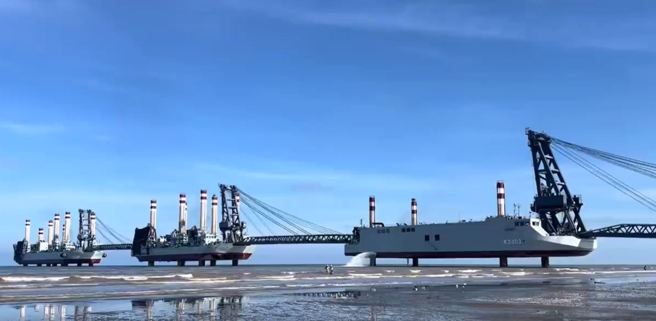 「东工」舷号401、402和403的登陆桥船。（微博）