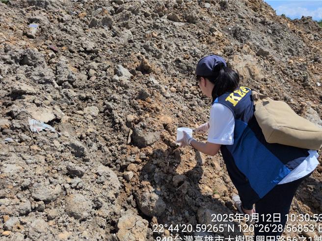 環保局12日主動巡查時，發現大樹區一處農地遭非法回填營建混合物，違規堆置土方面積約0.2公頃，環保局將依《廢棄物清理法》對2名地主各罰300萬元。（高市府環保局提供／洪浩軒高雄傳真）