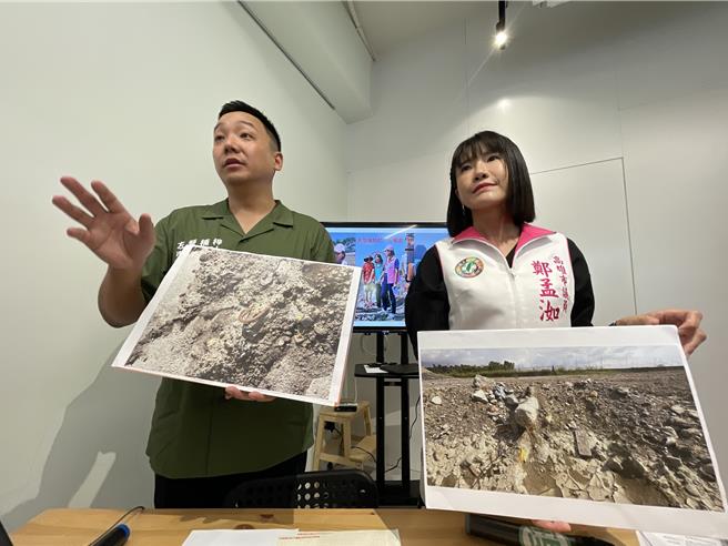 民進黨議員鄭孟洳（右）與議員參選人張以理揭露，美濃大峽谷案中與柯志恩日前一同現場會勘的當地議員特助石麗君，也是涉案地主之一，同時展示石所持有土地在濫挖與盜埋的現況照片。（丁治綱攝）