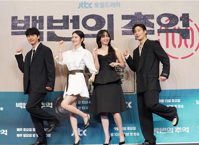 導演金相鎬（左起） 與辛叡恩、金多美、許楠儁出席《百次的回憶》記者會。（Hami Video提供）