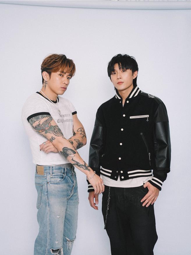 Tyson Yoshi（左）与Juice Boy合唱单曲〈别说再见〉。（华纳音乐提供）