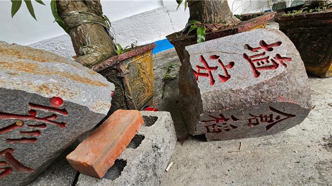 花蓮瑞穗鄉三元宮前的五神明地神碑，有90年歷史，廟方重新配置空間，搬運時不慎斷成兩截。（圖／潘繼道教授）