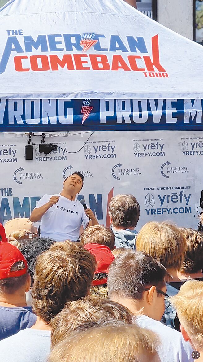 社群媒體影片截圖顯示，美保守派政治新星柯克10日在猶他州一所大學與群眾辯論時，遭到槍擊的瞬間。（路透）