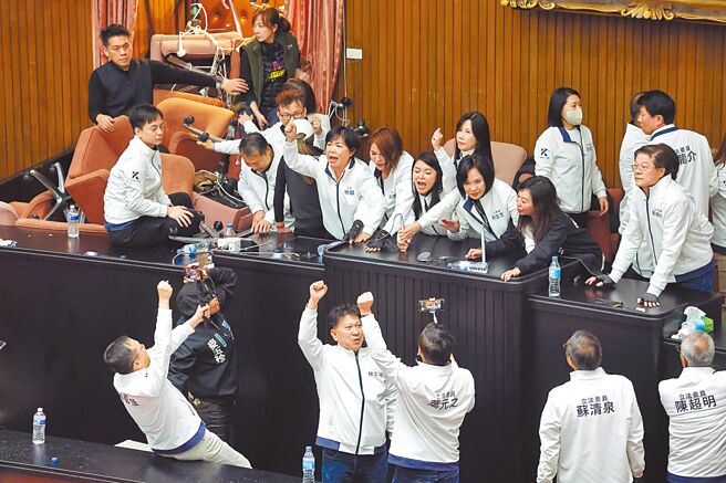 新版《財劃法》引發爭議。圖為去年12月立法院會因處理《選罷法》、《財劃法》等案爆發藍綠衝突。（本報資料照片）