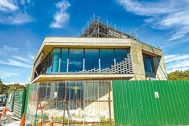 宜蘭縣壯圍鄉「永鎮歸日之丘」可欣賞到龜山島與海景，預計10月完工。（李忠一攝）