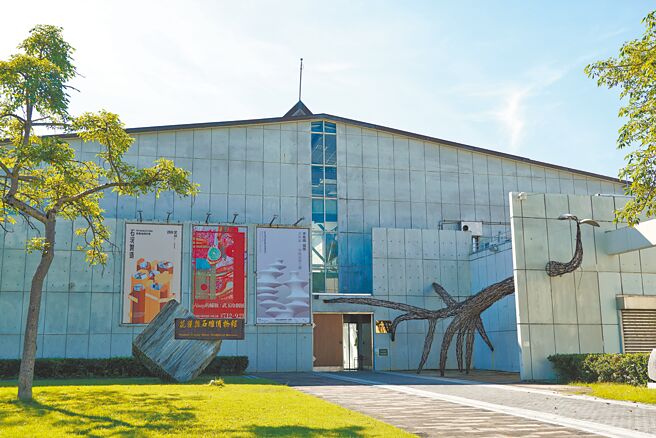 花蓮縣美術館自16日起啟動售票機制並實施跨館優惠，民眾只要在美術館或石雕博物館購票，即能持票在當天參觀兩館。（羅亦晽攝）
