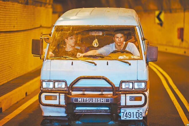 鳳小岳（右）親開手排貨車爆汗環島，直呼熱血爽快。左為瑞士男星皮耶安東尼杜比。（綺影發行提供）