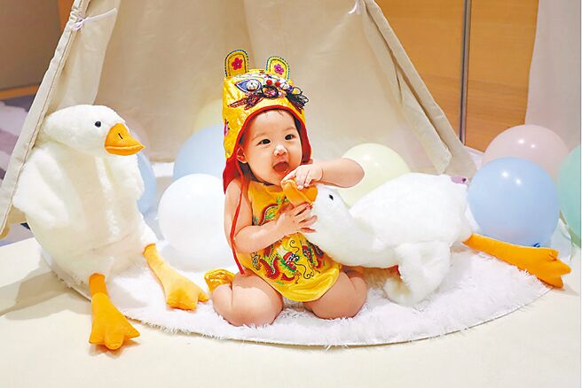 和逸饭店‧台南西门馆推出抓周派对，包含完整派对布置、专属拍照区与活动流程。（和逸饭店·台南西门馆提供）