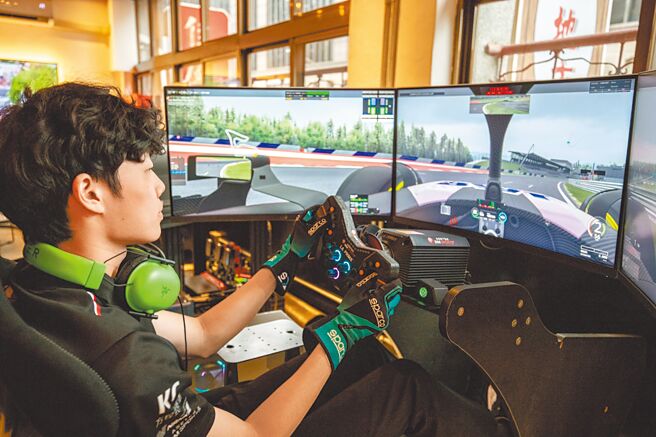 台北凯达大饭店今秋与TopTime合作，店内採用环绕萤幕、直驱方向盘与极致阻尼踏板等设备，营造身临其境的真实感。（台北凯达大饭店提供）