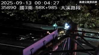 国3大溪段深夜严重车祸 轿车撞击弃车逃逸