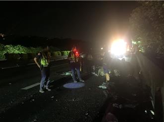 深夜國道自撞竟躲樹叢落跑  零件四散釀4車車損