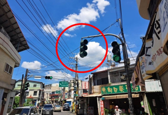 屏東砂石車防塵網未收「勾斷紅綠燈」！粗心駕駛挨罰恐再賠5萬