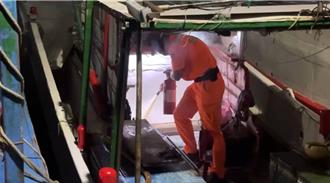 台東富岡漁港漁船暗夜失火 海巡英勇協助影片曝光