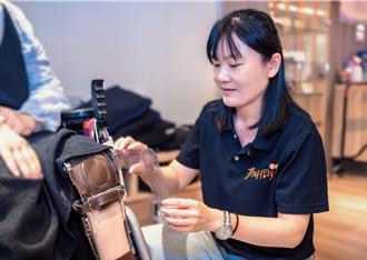 不只運動復健！物理治療師鍾宜芳 讓輔具成為身障者的翅膀