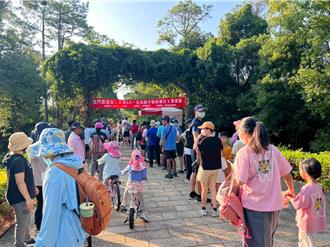 響應國民體育日 金門800親子裝扮健行賽單車