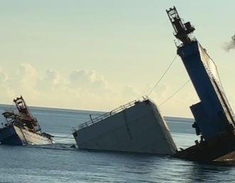 宜蘭4.3億大溪漁港防波堤工程出包 浮台船石城外海沉沒