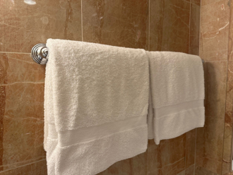 飯店用過的毛巾 掛椅子、丟地上都NG 日業者給答案