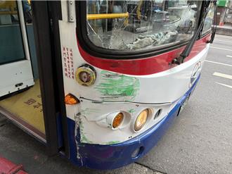 北市公車擦撞郵務車 路邊2輛汽車遭波及