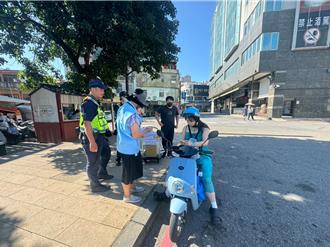 金門稽查陸客違規騎微電車 租車業者「配2安全帽」恐觸法