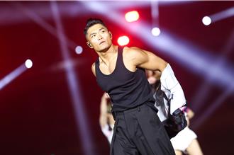 李玖哲秀大巨蛋秀「猛肌」　郭泓志台下現身應援