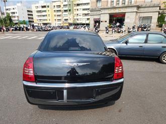 身價差很大！老克萊斯勒貼牌變賓利 網友曝真相揪1細節不同