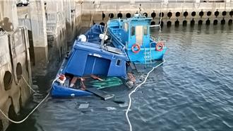 金門新湖漁港漁船半沉漏油 急設攔油索控制油汙擴散