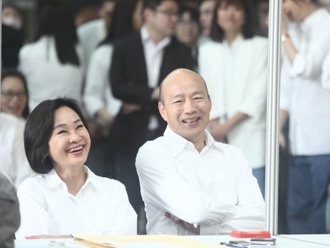 柯志恩突PO照喊「今晚在高雄 韓院長久違了！」 網嗨翻