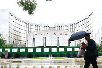 陸8月M1、M2剪刀差 四年最小