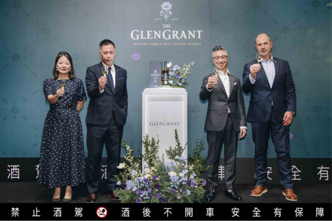 希威仕CVH行銷總監Teresa Fan（左起），希威仕CVH亞太區董事總經理Rambo Chang、CAMPARI亞洲區客戶及市場行銷總監Kyle Ju和格蘭冠首席釀酒師Greig Stables。（圖/業者提供）