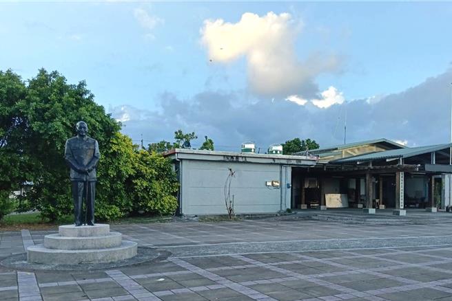 台東市建農里活動中心有2座蔣公銅像。（讀者提供／蔡旻妤台東傳真）