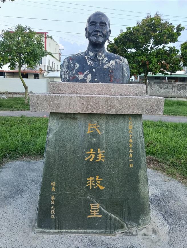 台東市建農里活動中心有2座蔣公銅像。（讀者提供／蔡旻妤台東傳真）
