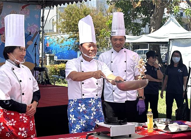 在主厨高国雄（左三）指导下，没进过厨房的台东市长陈铭风（左二）与偶尔下厨的台东县长饶庆铃（左一）现场展露厨艺，客家小炒香气四溢。（蔡旻妤摄）