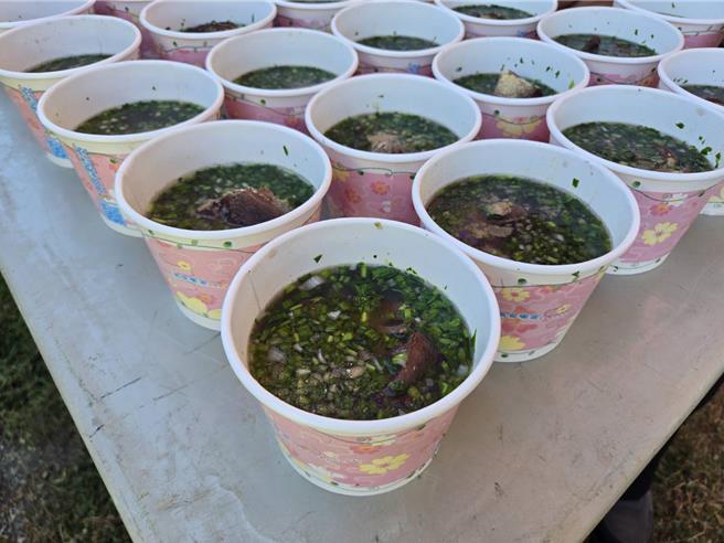 六堆团队以树豆猪脚汤参加「食艺传承客家亲子创意料理竞赛」获得冠军。（蔡旻妤摄）