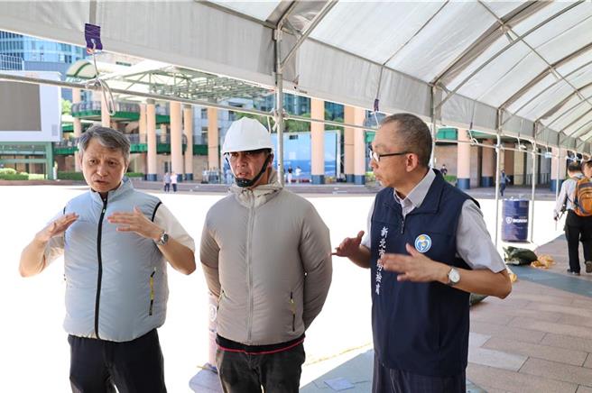 新北市勞動檢查處率先全國推出「風扇衣」補助措施，自明年起將補助從140萬元提高至300萬元。台北市議員不分藍綠皆呼籲北市府應跟進，北市勞動局則表示，中央已訂定補助政策與預算，若有不足會再研議增加補助。圖為新北市政府風扇衣補助記者會。（本報資料照片）