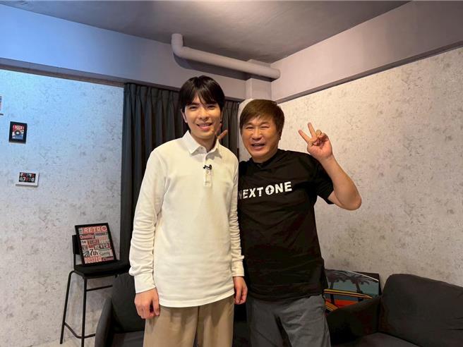 胡瓜（右）邀請蕭敬騰挑戰多項事物。（《下面一位》提供）