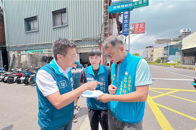 桃园市龙潭区台3线中兴路与五龙街路口，7月底时发生死亡车祸，1辆机车自行于该路口左转进五龙街，与直行车发生碰撞，造成机车骑士伤重不治，现况因该路车流量大，并为闪光号志路口，事故发生后，地方即邀集相关单位进行会勘，要求增设三色号志改善道路现况。（图／刘荧隆）