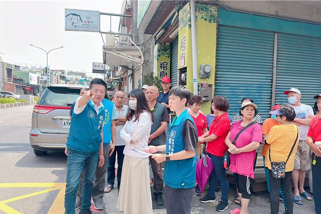 桃园市龙潭区台3线中兴路与五龙街路口，7月底时发生死亡车祸，1辆机车自行于该路口左转进五龙街，与直行车发生碰撞，造成机车骑士伤重不治，现况因该路车流量大，并为闪光号志路口，事故发生后，地方即邀集相关单位进行会勘，要求增设三色号志改善道路现况。（图／刘荧隆）