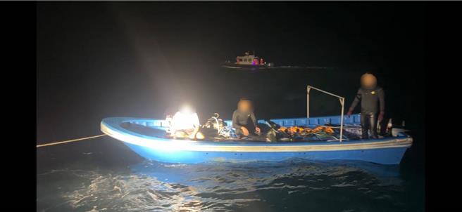 海巡署派遣2艇前往東沙島東北方2.5浬查扣小舟1艘，同時驅離母船出限制線。（海巡署提供）