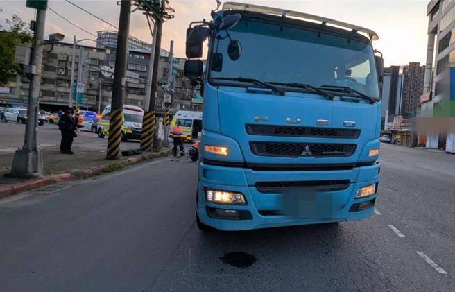 北市南港发生死亡车祸，骑单车的69岁简姓老妇不幸命丧水泥车轮下。（翻摄照片／林郁平台北传真）