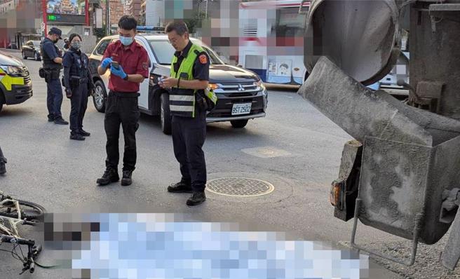 北市南港发生死亡车祸，骑单车的69岁简姓老妇不幸命丧水泥车轮下。（翻摄照片／林郁平台北传真）