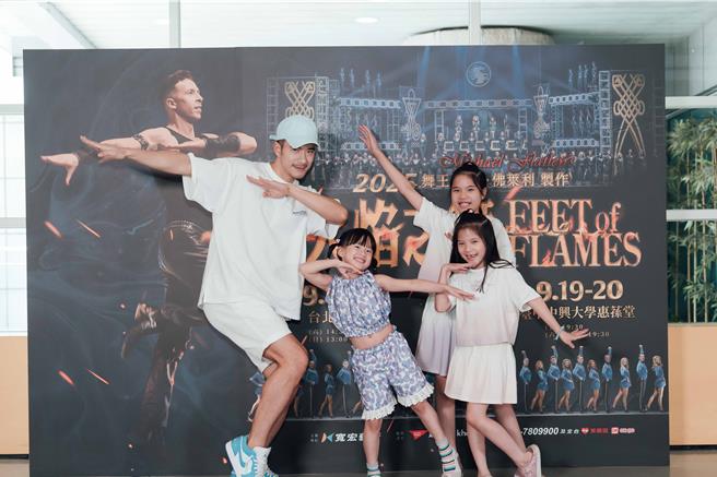 JR紀言愷帶著全家大小一同觀賞。（寬宏藝術提供）